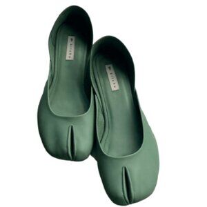 Tabi toe 1-inch green leather heels